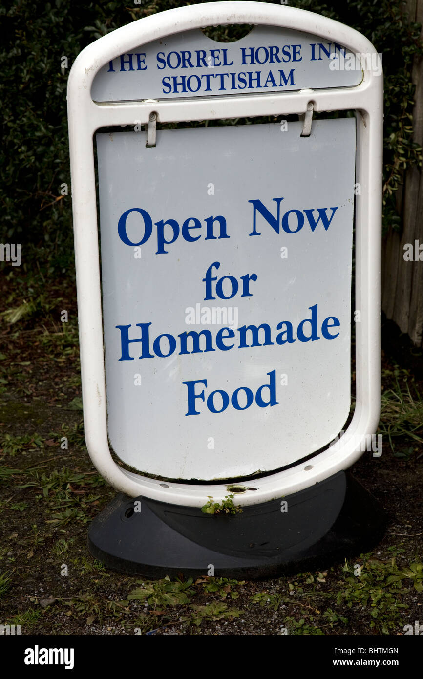 Ouvrez dès maintenant pour signer la cuisine maison Sorrel Horse pub Shottisham Suffolk Banque D'Images