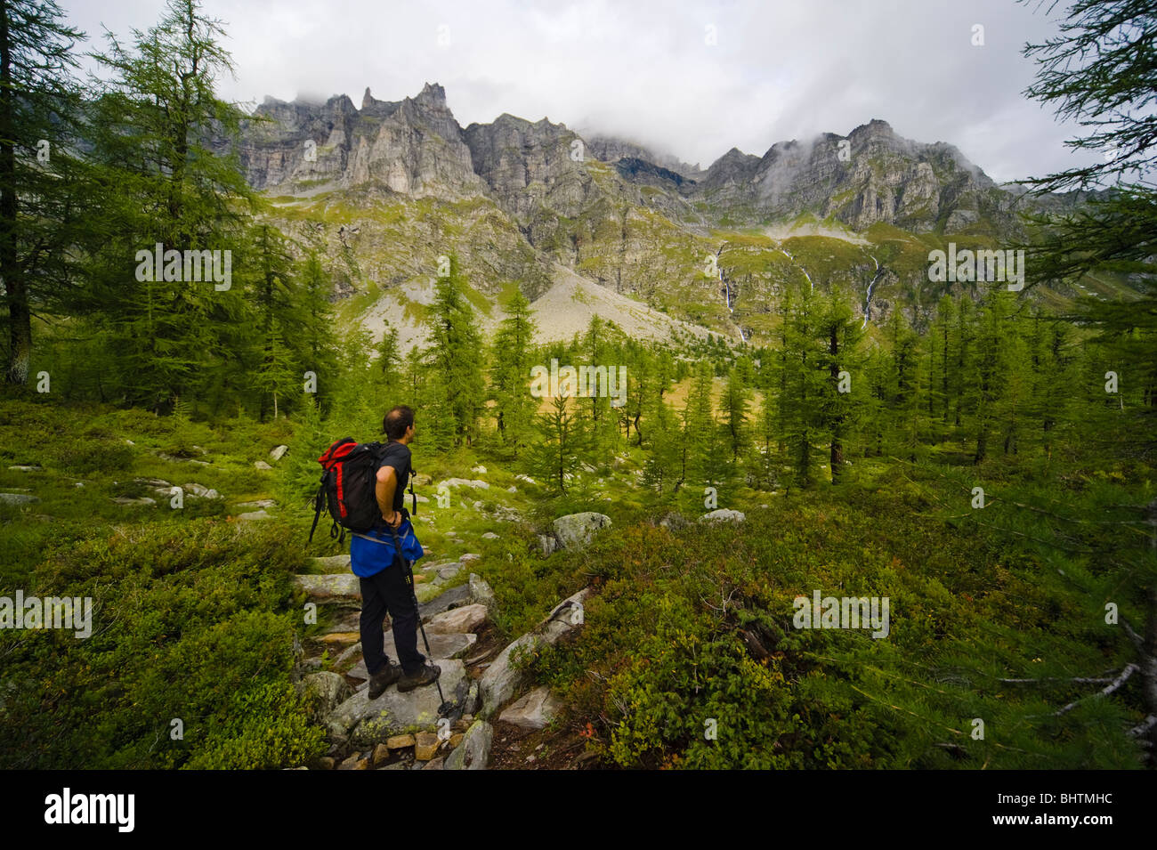 Randonneur sur approche pour Val Buscagna, Parco Naturale Veglia Devero, Piemonte, Italie Banque D'Images