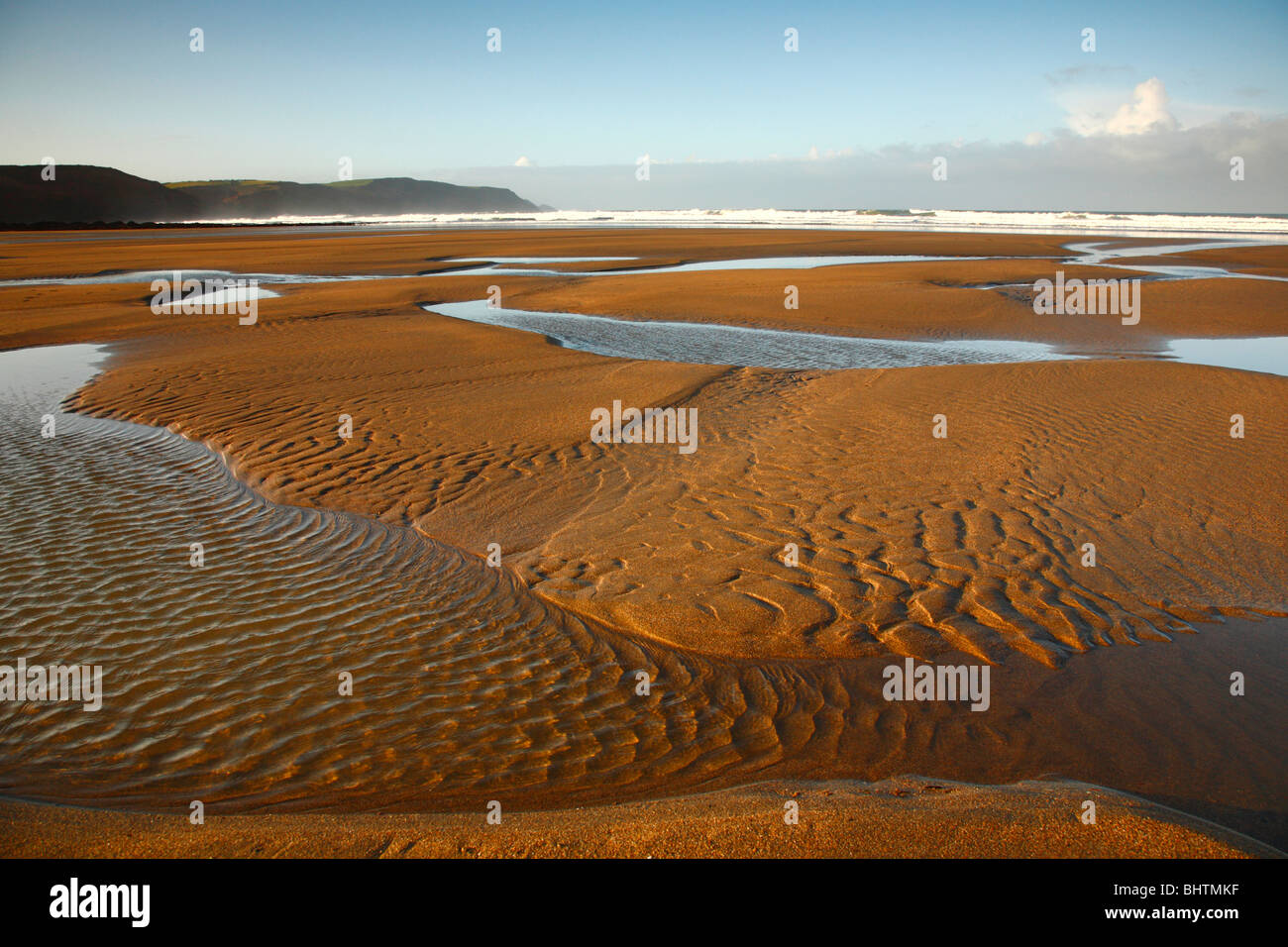 Ondulation de piscines Plage Widemouth Bay, Cornwall, Royaume-Uni. Banque D'Images