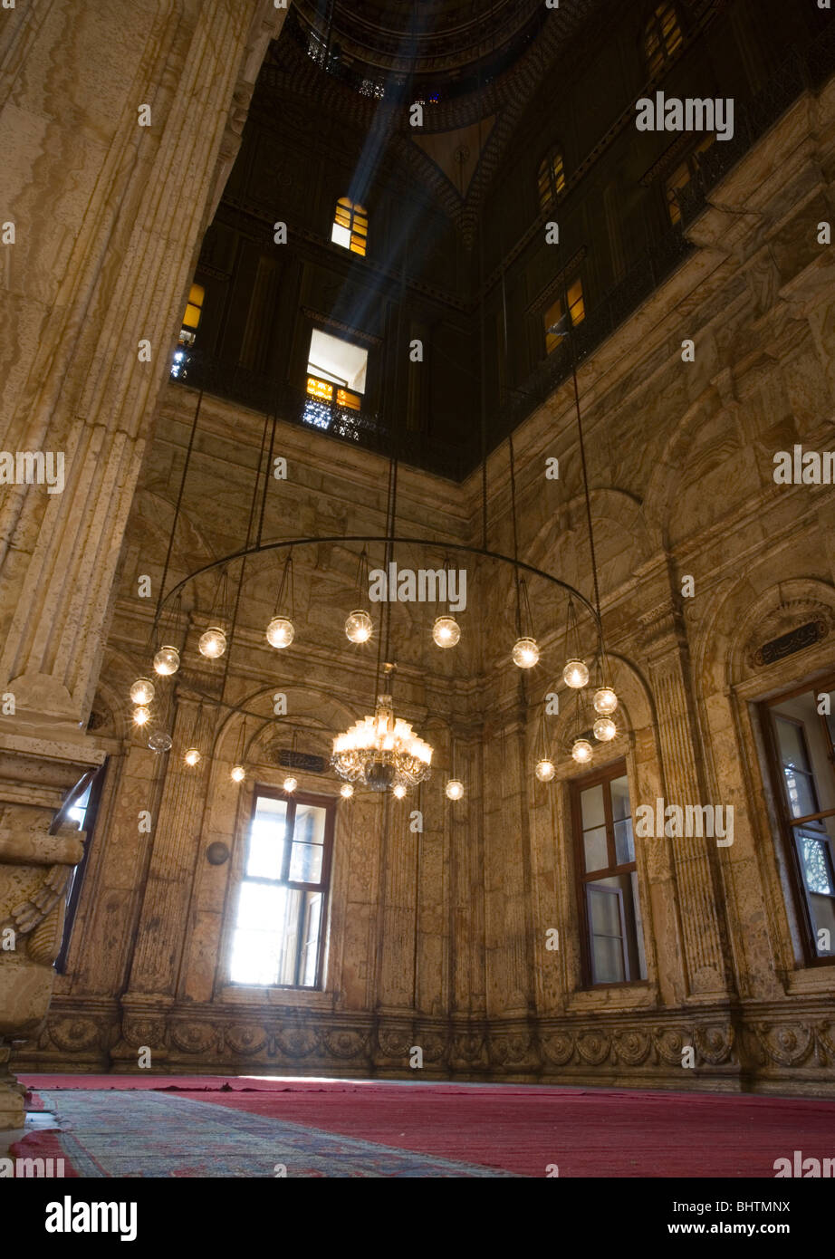 Les faisceaux lumineux à l'intérieur de la mosquée de Mohamed Ali dans la Citadelle de Saladin au Caire, Égypte. Banque D'Images