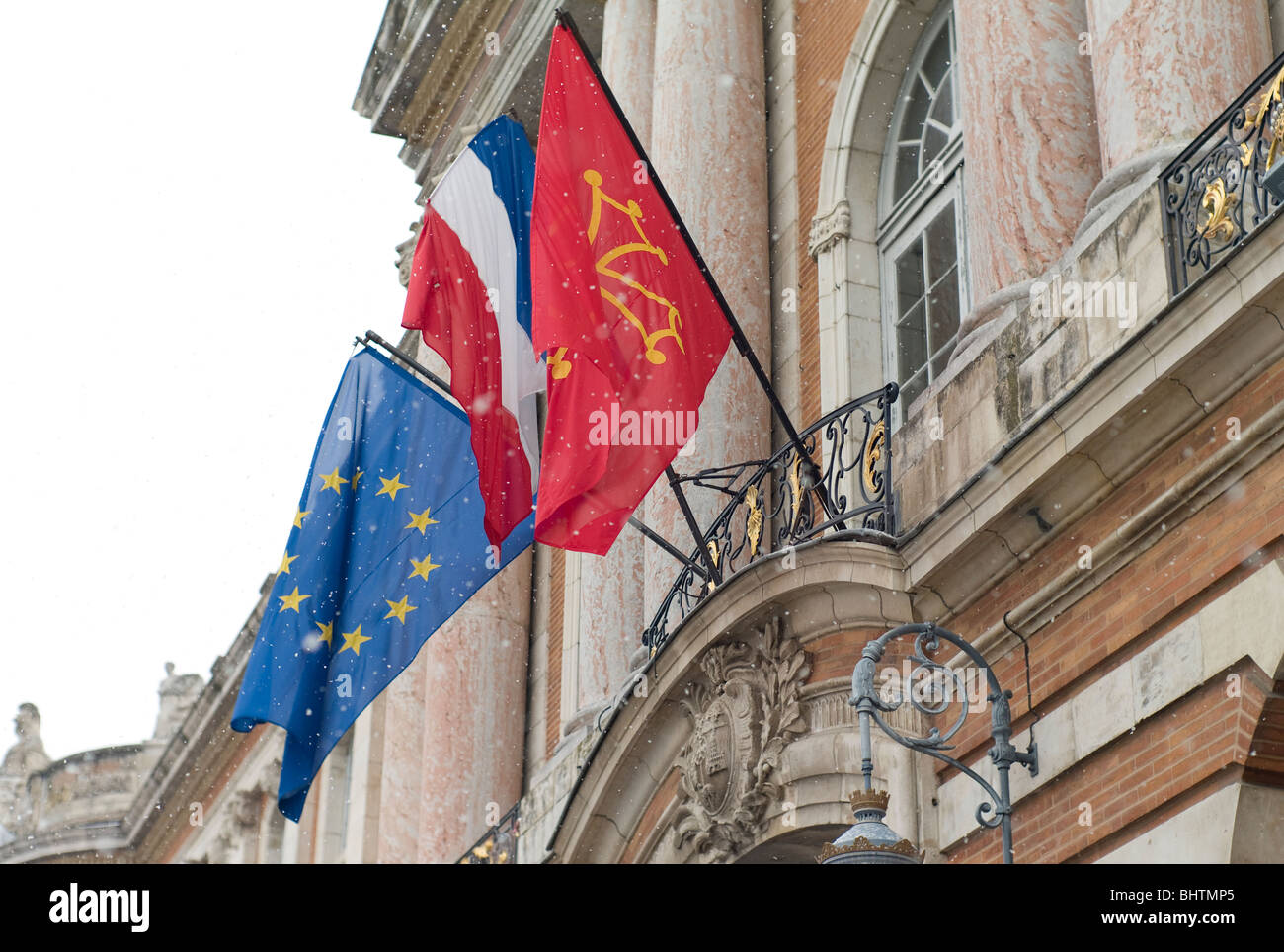 Français, européens et Tricolore drapeaux à l'extérieur de l'Occitane, bâtiment du Capitole à Toulouse, la capitale régionale de l'Occitanie, France Banque D'Images