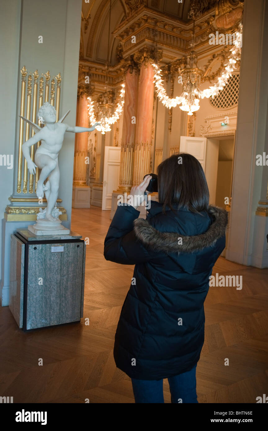 Paris, France - femme touriste prendre des photos sculpture, intérieur du Musée d'Orsay, Musée d'orsay, statues d'art, Girl musée orsay, sculpture classique Banque D'Images