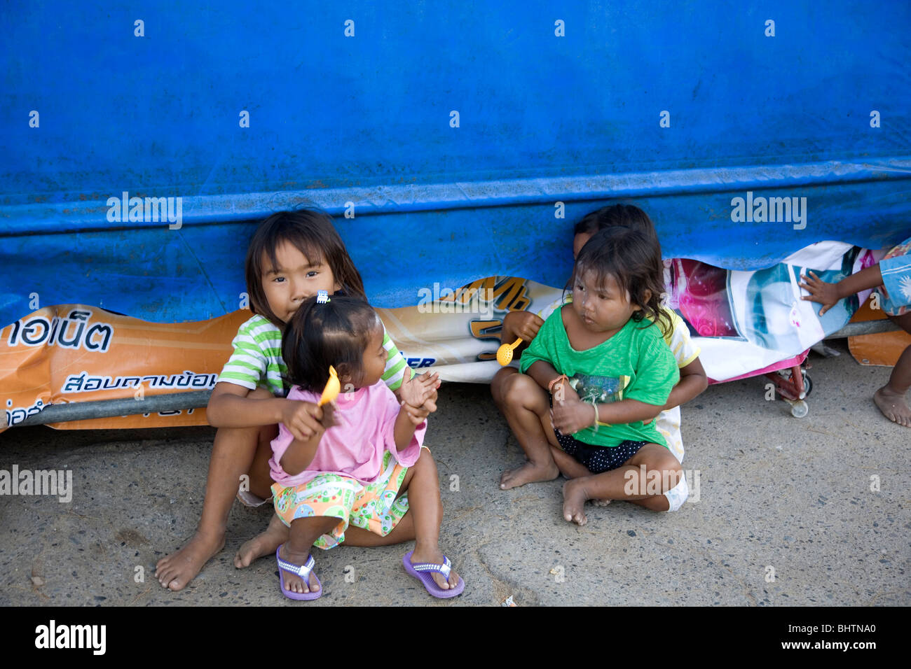 Les jeunes enfants gitans de la mer à Rawai Phuket - Village Banque D'Images