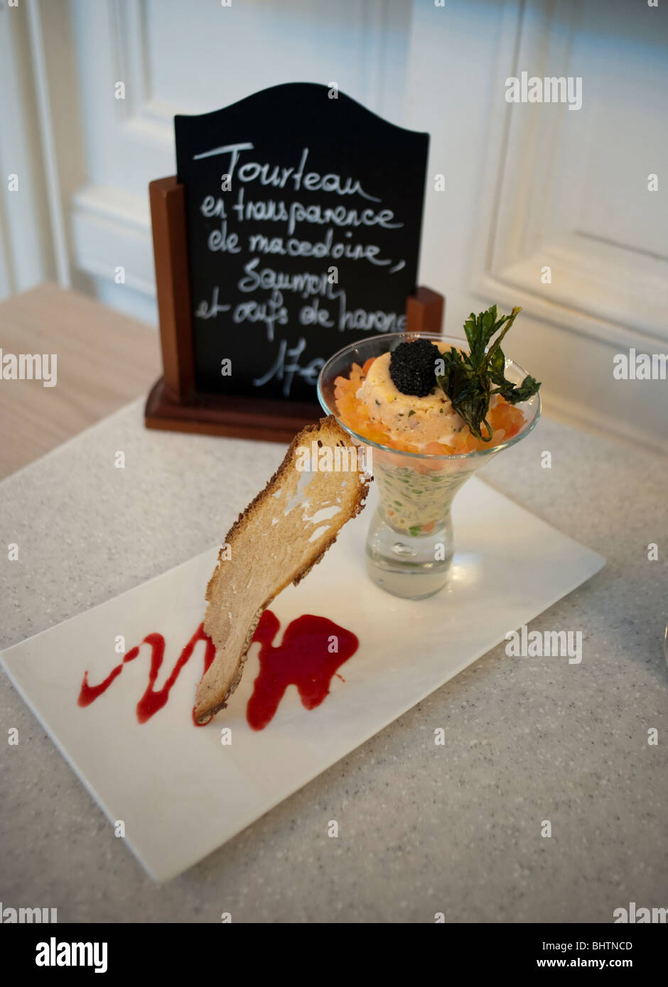 Paris, France - dessert artificiel sur assiette exposé à l'intérieur du musée d'Orsay, menu du restaurant parisien Banque D'Images