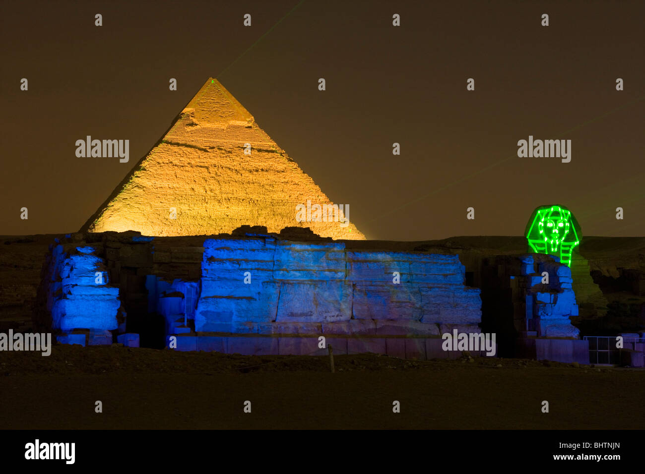 Pyramides de Gizeh spectacle son et lumière au Caire, Égypte. Banque D'Images