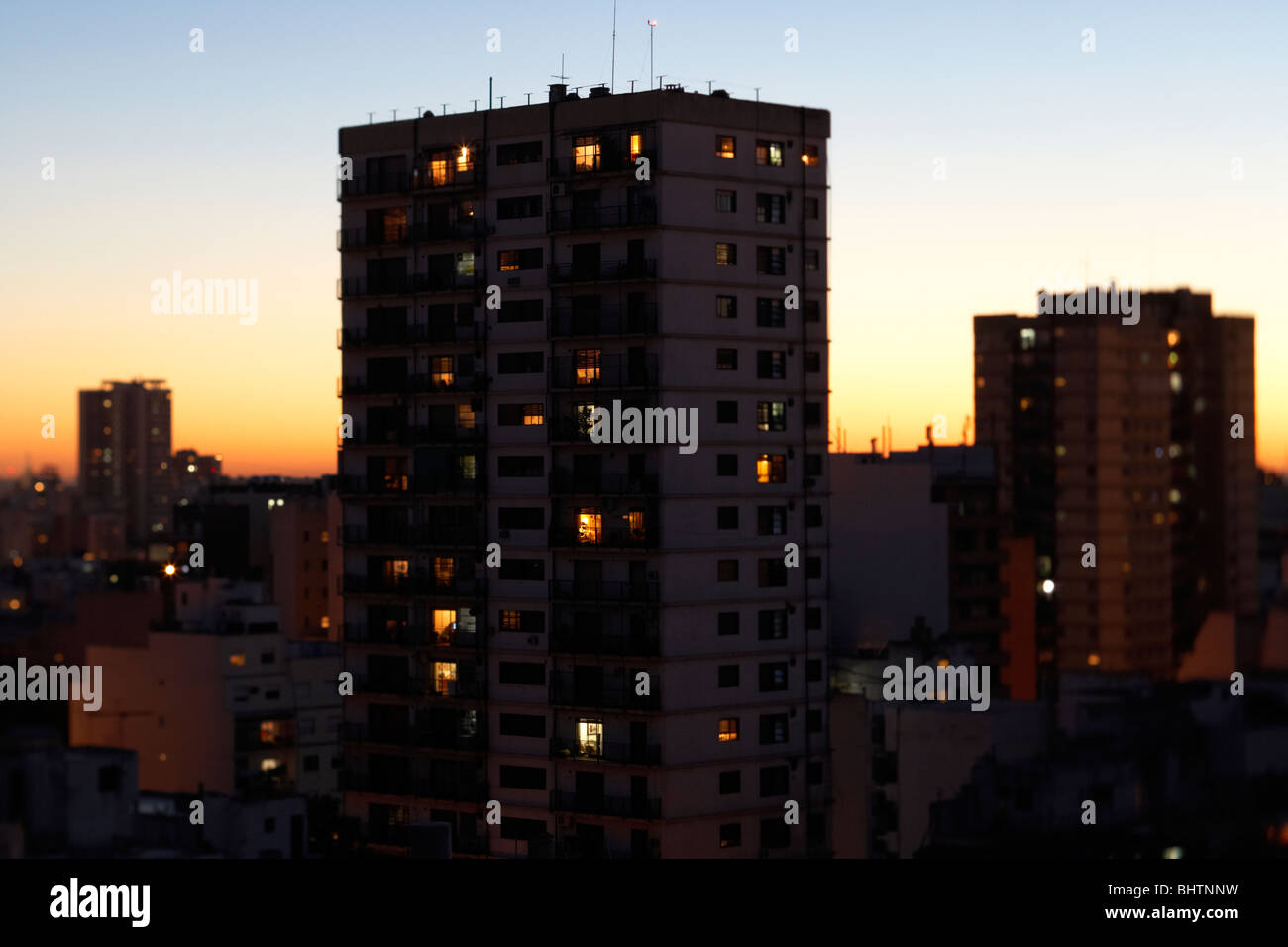 Appartement la tour de bloc dans la soirée buenos aires argentine prises avec Tilt Shift lens selective focus Banque D'Images