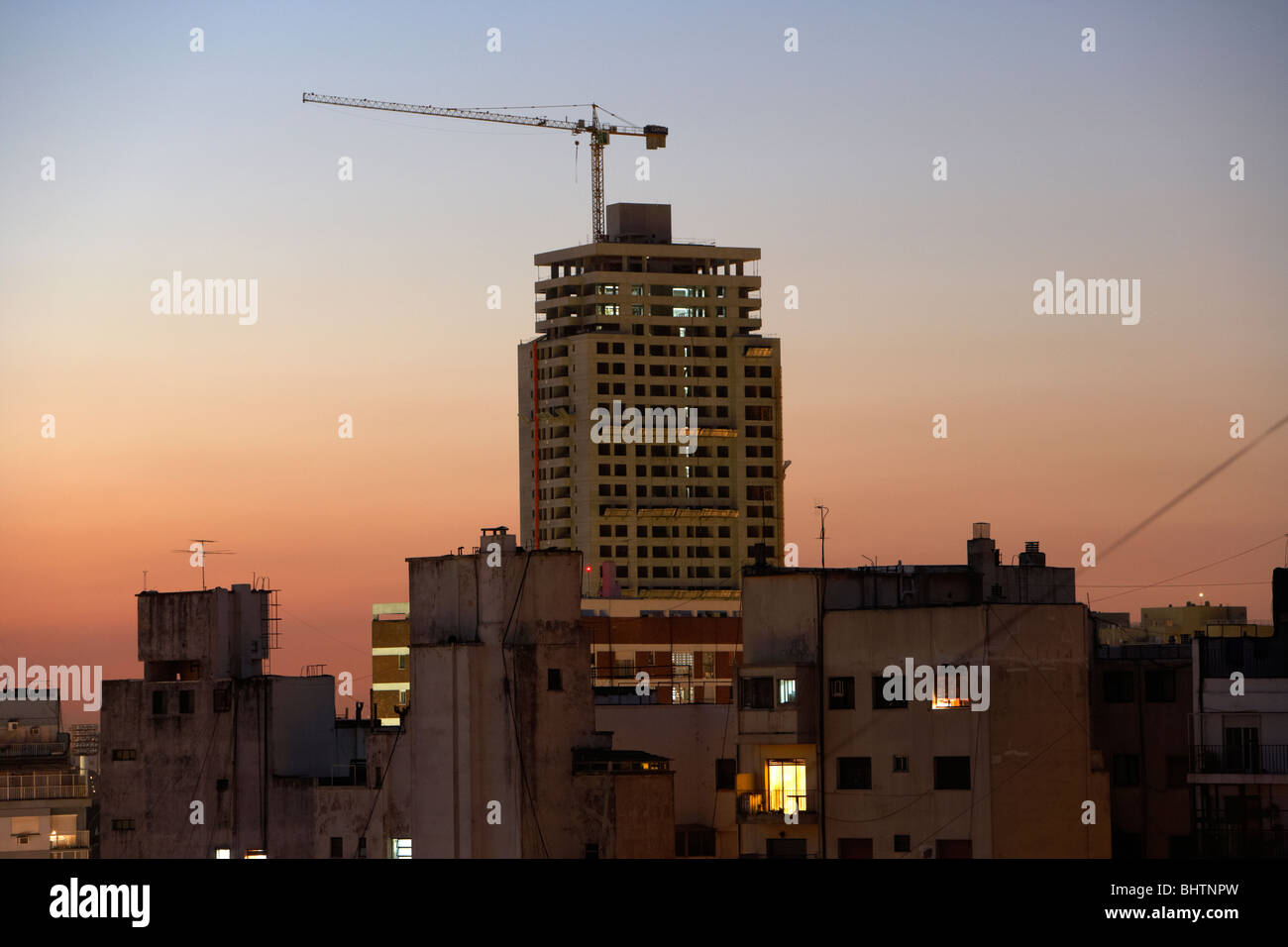 Construction d'appartement neuf tours et toits en soirée buenos aires argentine Banque D'Images