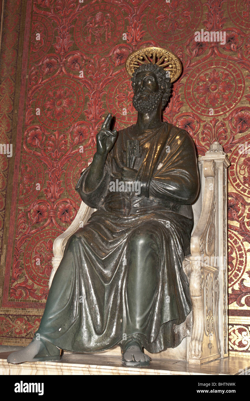 Statue en bronze de Saint Pierre à l'intérieur de la Basilique Saint Pierre, probablement par Arnolfo di Cambio Banque D'Images