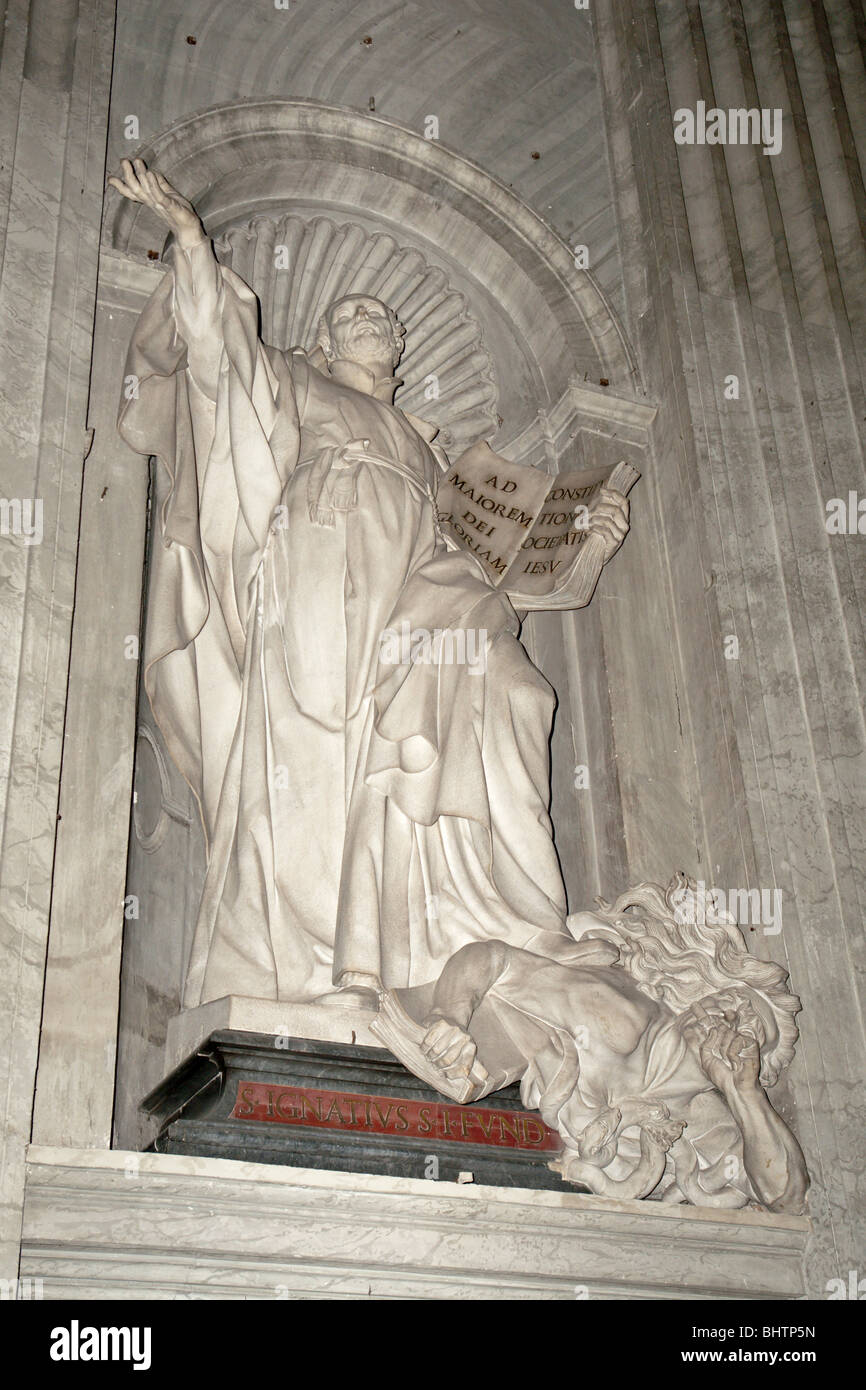 Statue de Saint Ignace de Loyola à l'intérieur de la basilique Saint