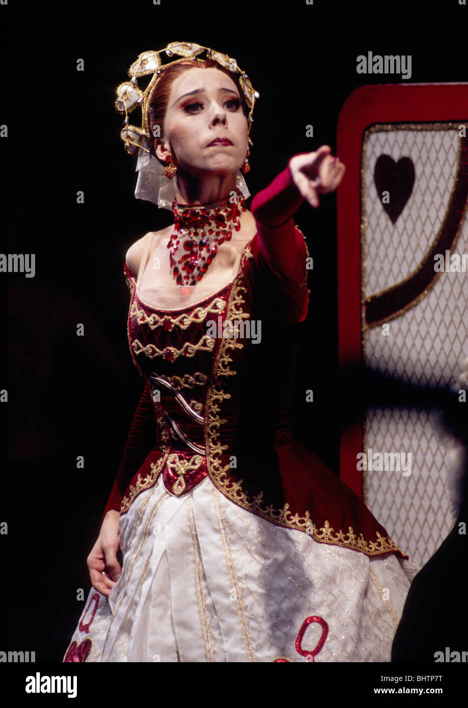 Elizabeth Miegge comme la reine de coeur à Derek Deane's production d'Alice au Pays des merveilles pour l'English National Ballet. Banque D'Images