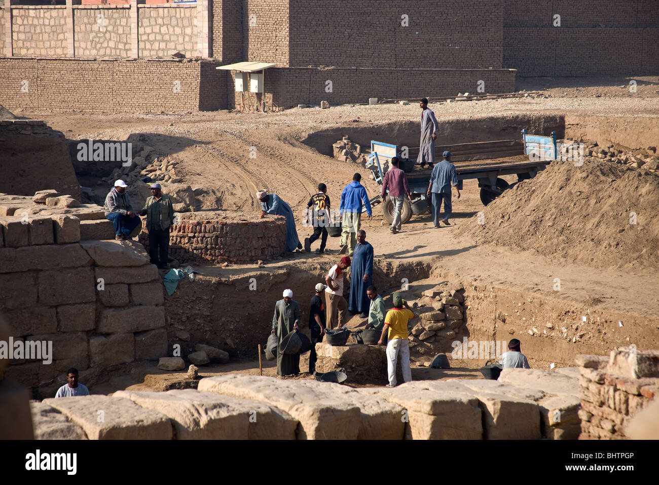 Les archéologues et les travailleurs d'excaver un site au Temple de Karnak. Banque D'Images