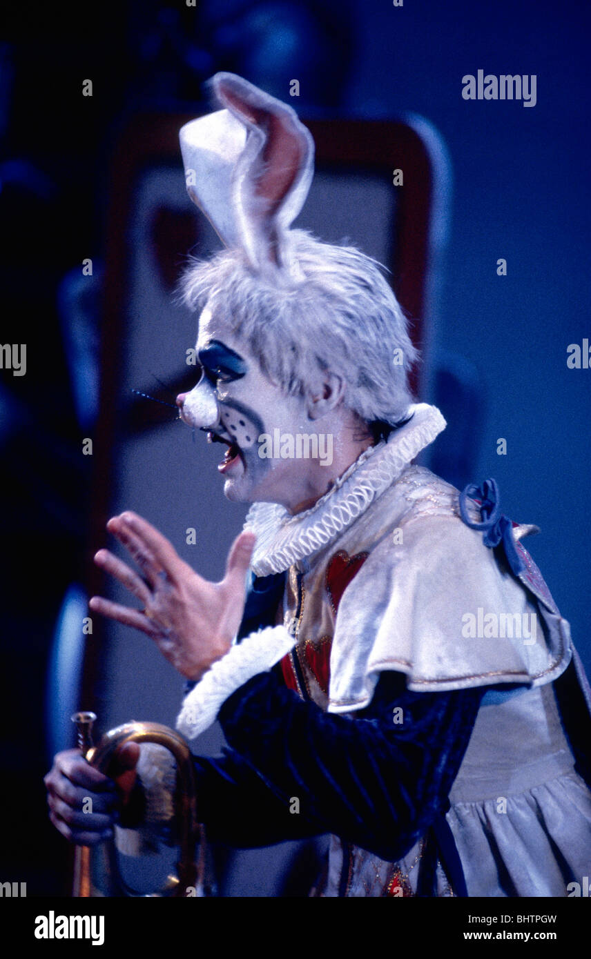 Yat Sen Chang comme le lapin blanc dans la région de Derek Deane's production d'Alice au Pays des merveilles pour l'English National Ballet. Banque D'Images