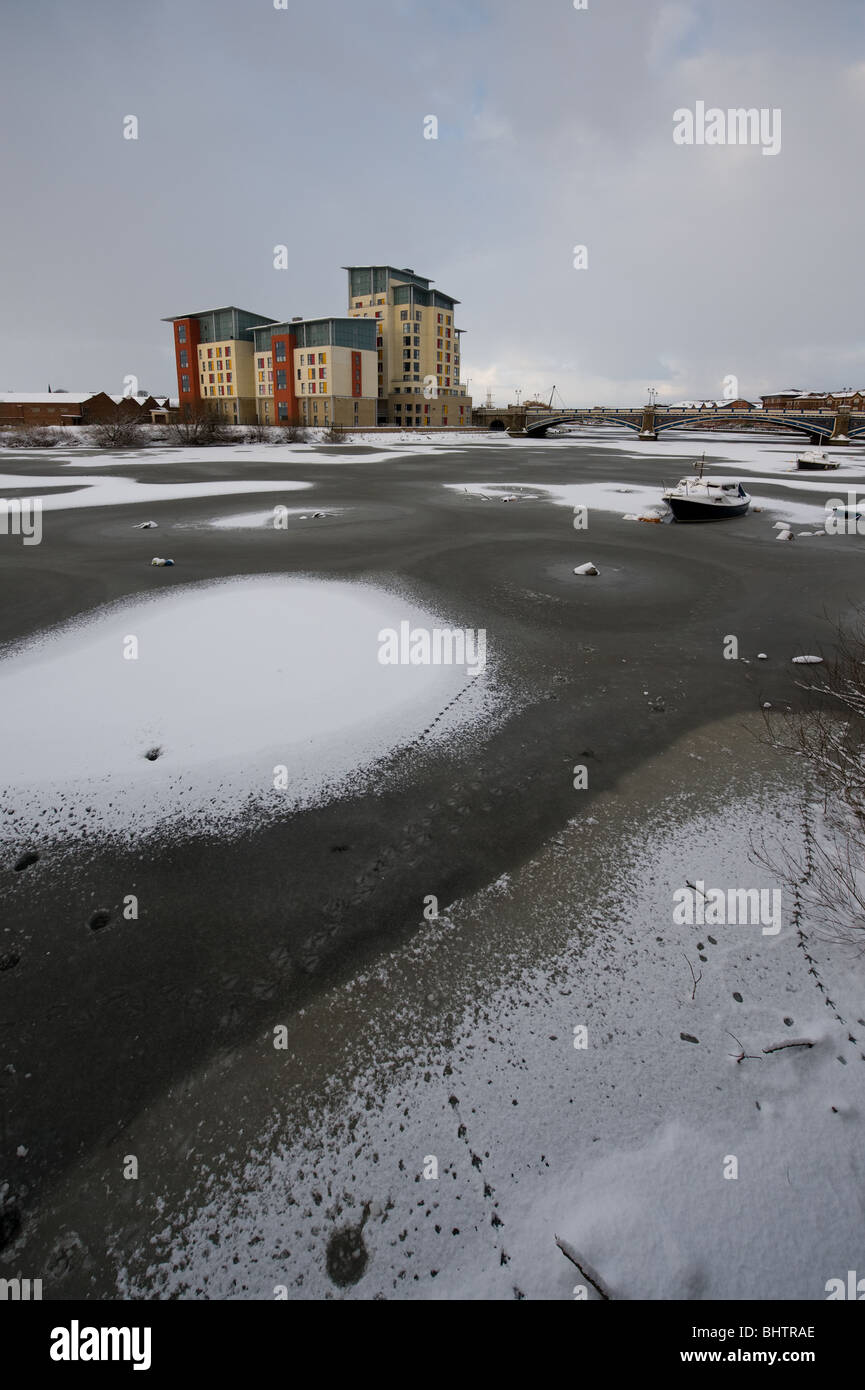 Empreintes sur la rivière gelée Tees Banque D'Images
