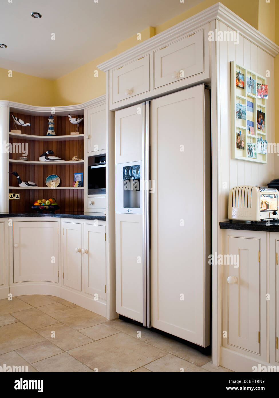 De style américain, grand réfrigérateur-congélateur dans la cuisine moderne  crème Photo Stock - Alamy