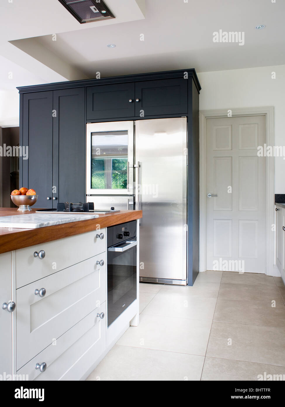 Acier inoxydable grand réfrigérateur-congélateur style américain dans la  cuisine moderne blanc Photo Stock - Alamy