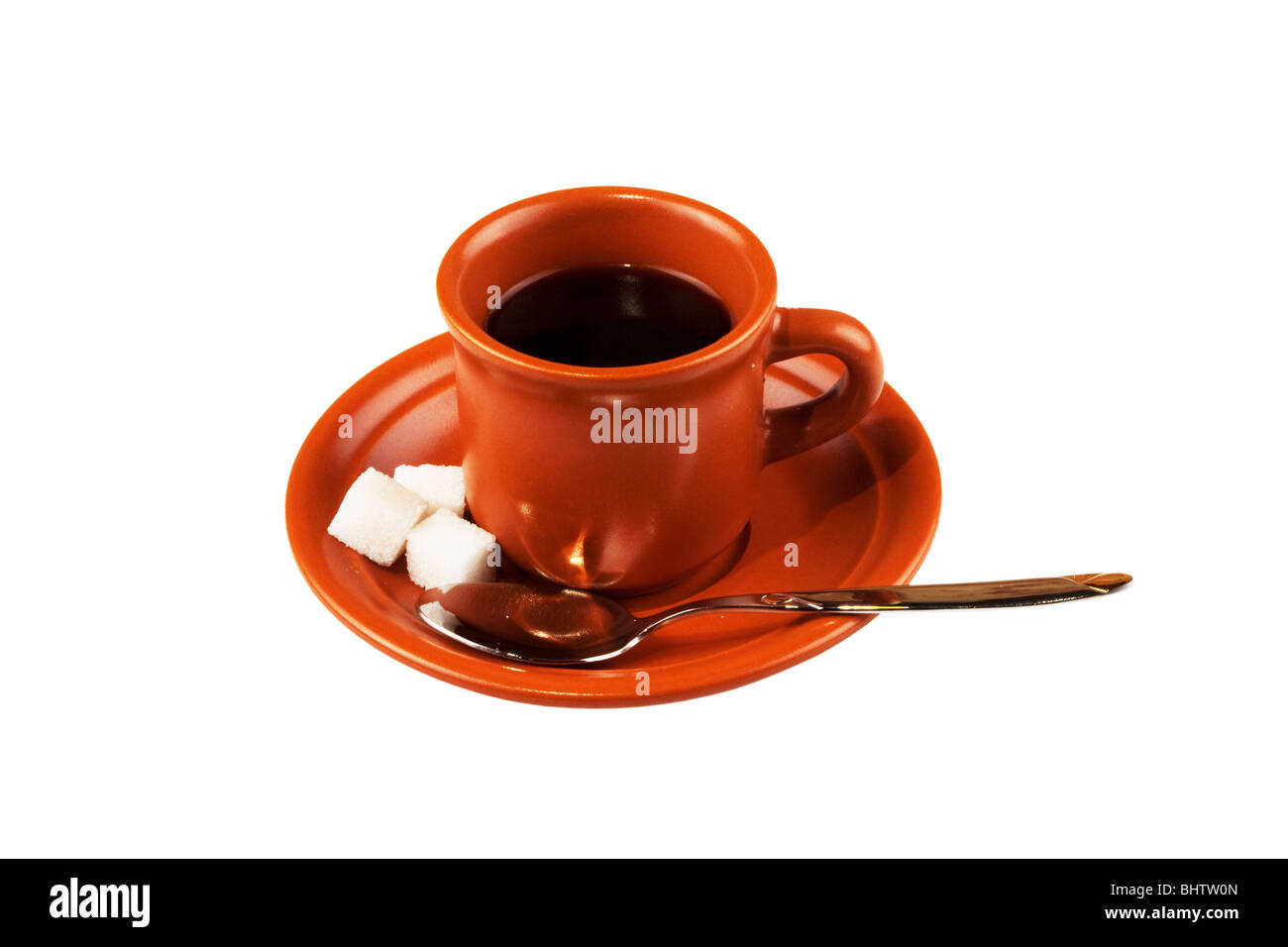 Tasse en céramique de café, une soucoupe, une cuillère à café de sucre, sur un fond blanc Banque D'Images