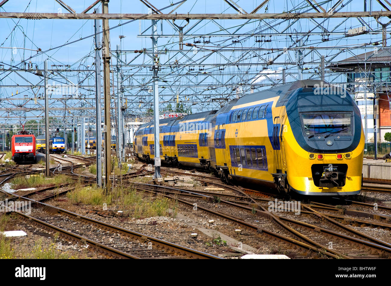 Les trains, la gare d'Amsterdam, Amsterdam, Pays-Bas Photo Stock - Alamy