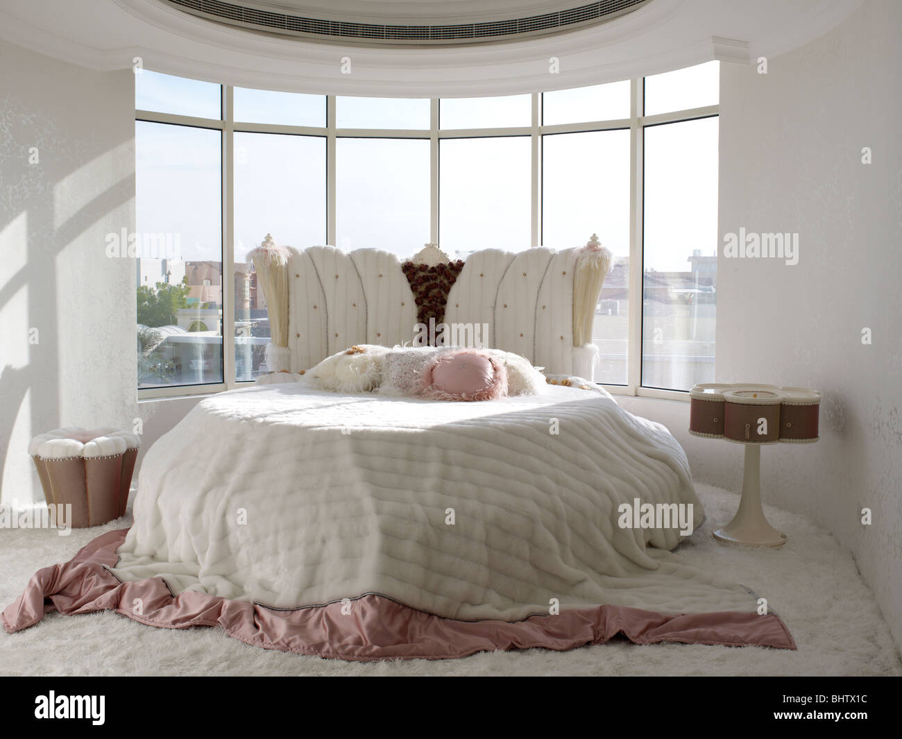 Chambre luxueuse avec un lit rond dans un loft à Dubaï Photo Stock - Alamy