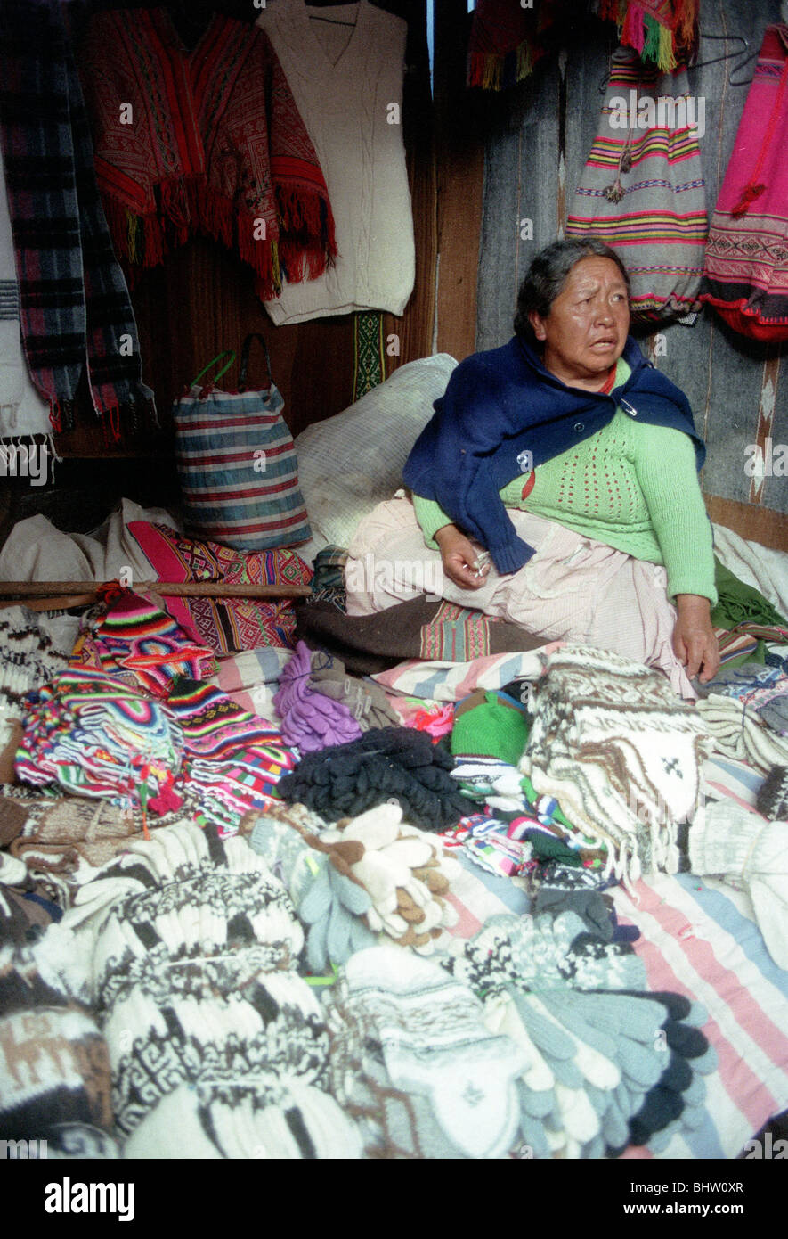 Femme péruvienne à bloquer la vente de vêtements traditionnels Pruvian à Cuzco Banque D'Images