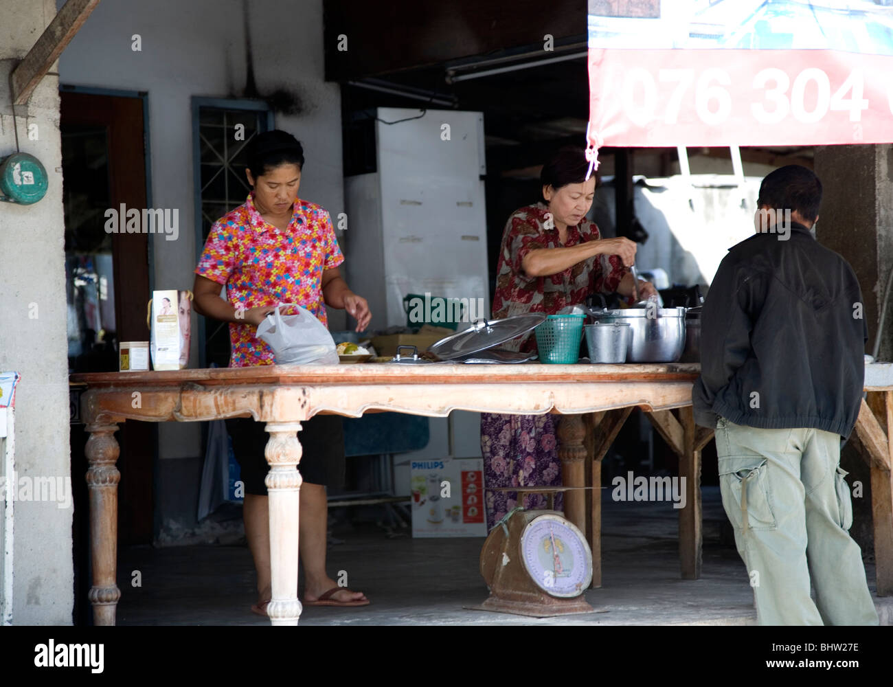 La cuisson à l'explosion d'une cuisine extérieure - Phuket Banque D'Images