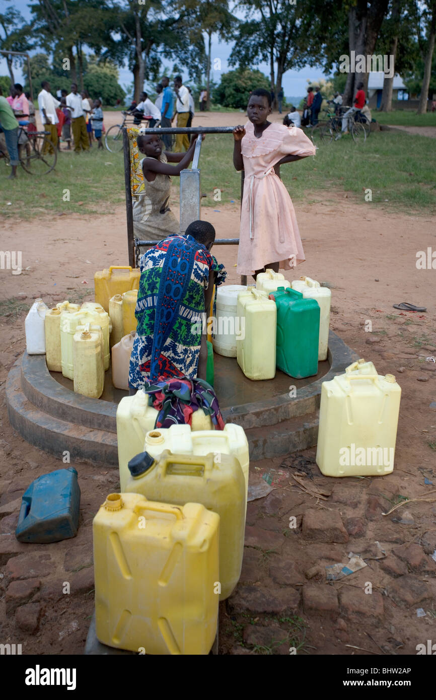 Les personnes qui reçoivent de l'eau d'un puits dans les régions rurales de l'Ouganda Banque D'Images