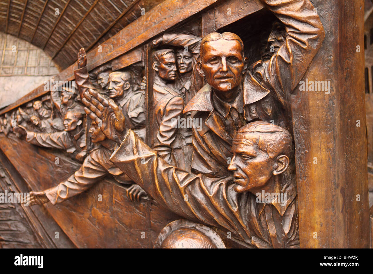 Relief sculpture par l'artiste Paul jour montrant WW1 Soldats quittant la gare St Pancras Londres en route pour la France Banque D'Images