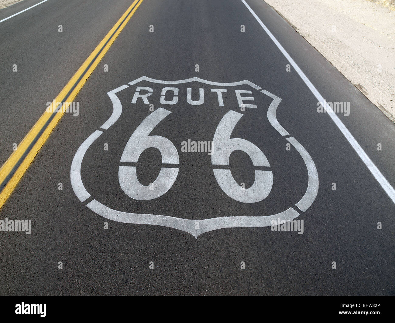 Route 66 sign peints sur le pavé de la rue. Banque D'Images