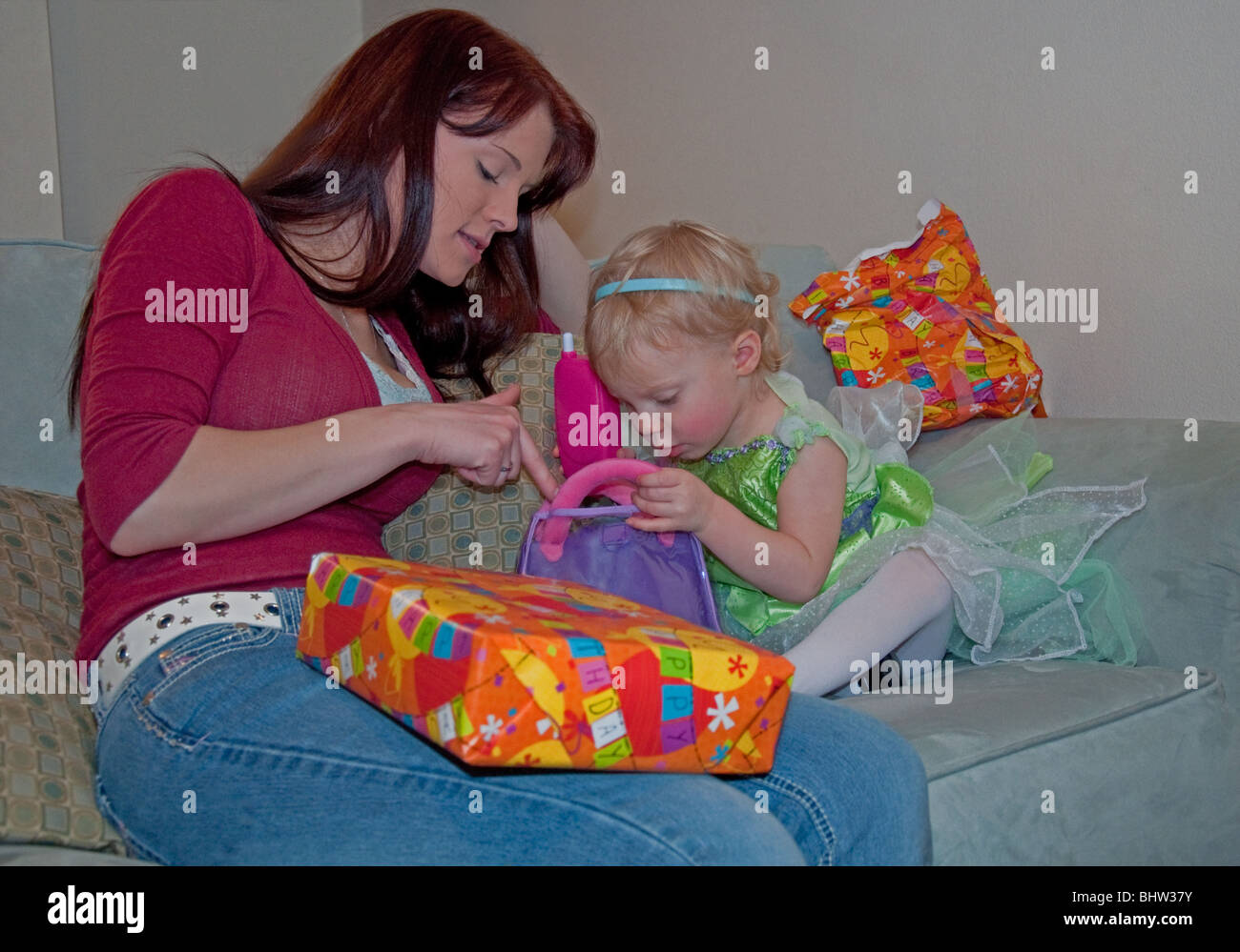 Cette Jeune Mere Aide Son Mignon 2 Ans Caucasien Enfant Fille Avec Ses Cadeaux D Anniversaire Intentionnellement D Arriere Plan Photo Stock Alamy