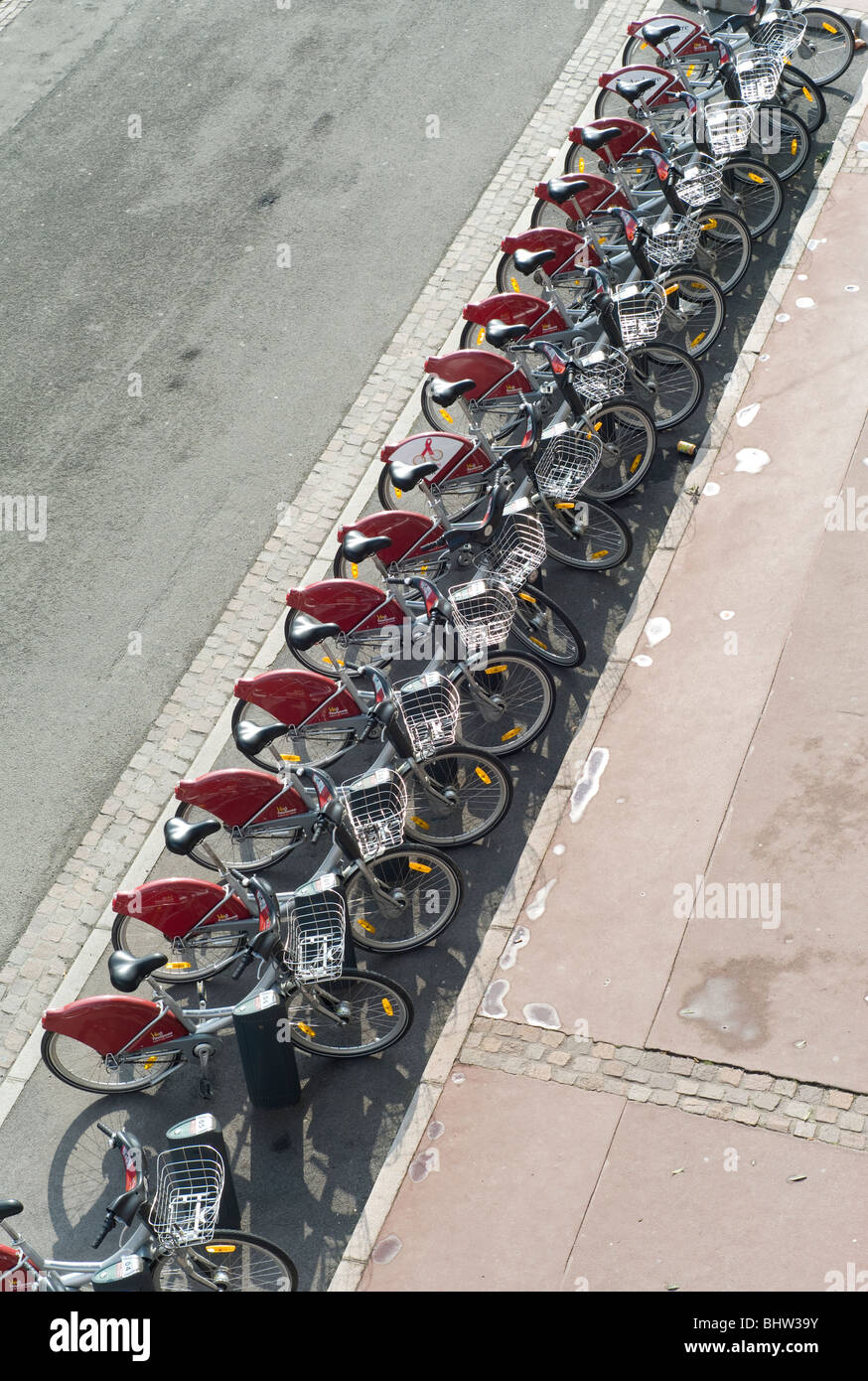 Rangée de vélos publics en stationnement pour voitures à Toulouse, Midi-Pyrénées, France Banque D'Images