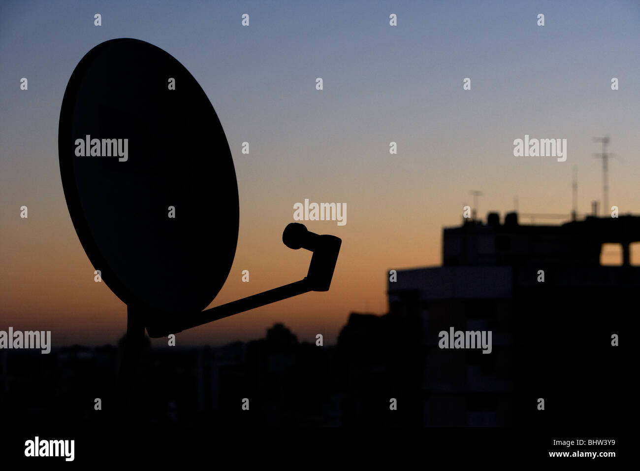 Réception de télévision par satellite dish sur les toits dans la soirée buenos aires argentine Banque D'Images