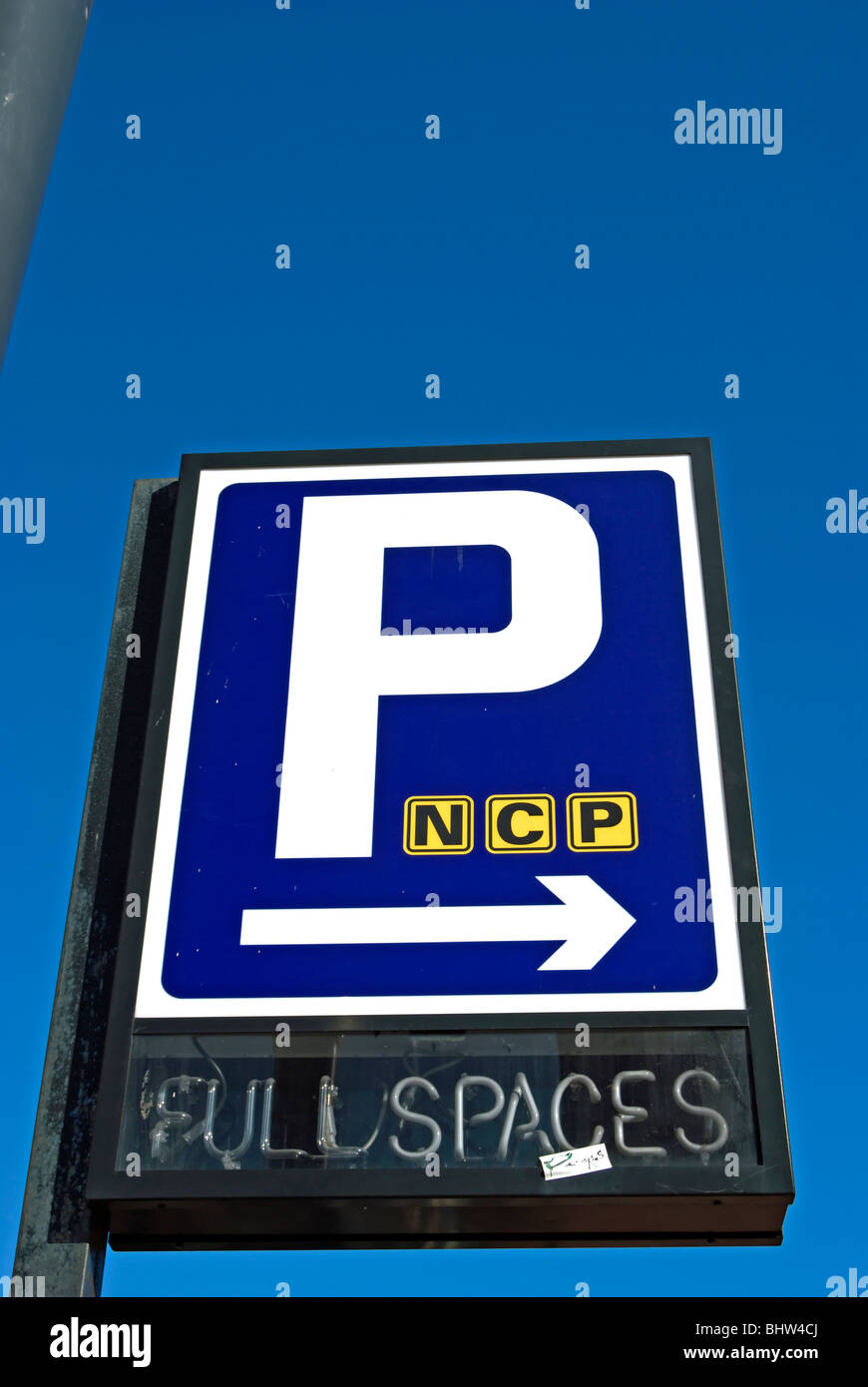 Signe pointant vers la droite pour un parking ncp à Richmond upon Thames, Surrey, Angleterre Banque D'Images