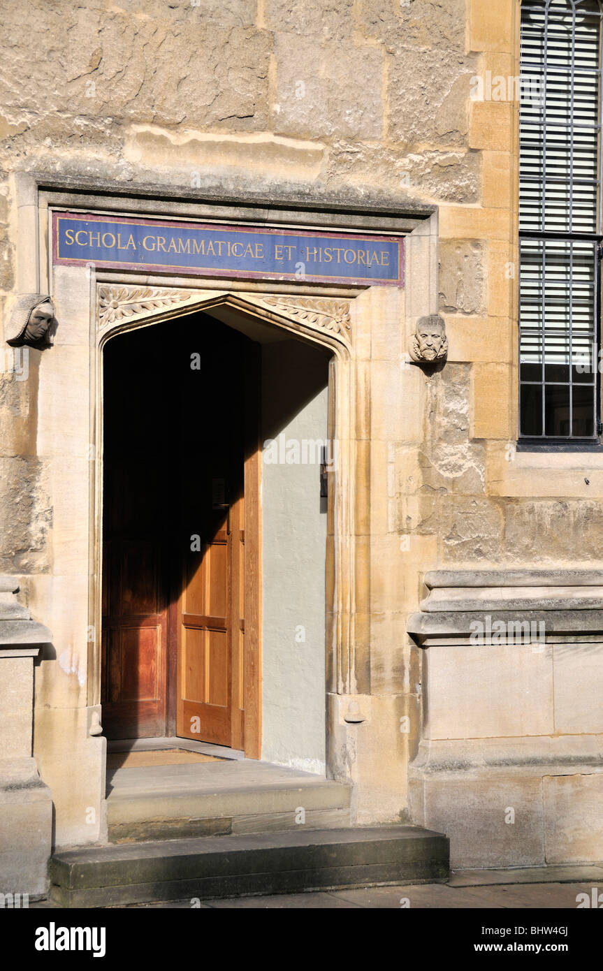 Entrée de la schola grammaticae et Historiae, ancienne école Quadrangle, Oxford. Banque D'Images
