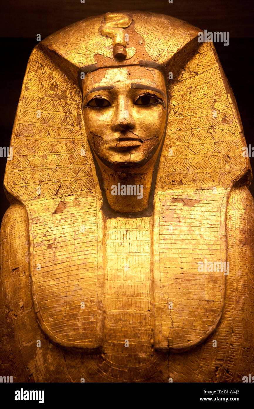 La feuille d'or cercueil de pharaon égyptien que l'on croit être Sekhemre Upmaat à partir de la chapelle d'Osiris sur l'affichage à musée du Louvre, Paris, France Banque D'Images