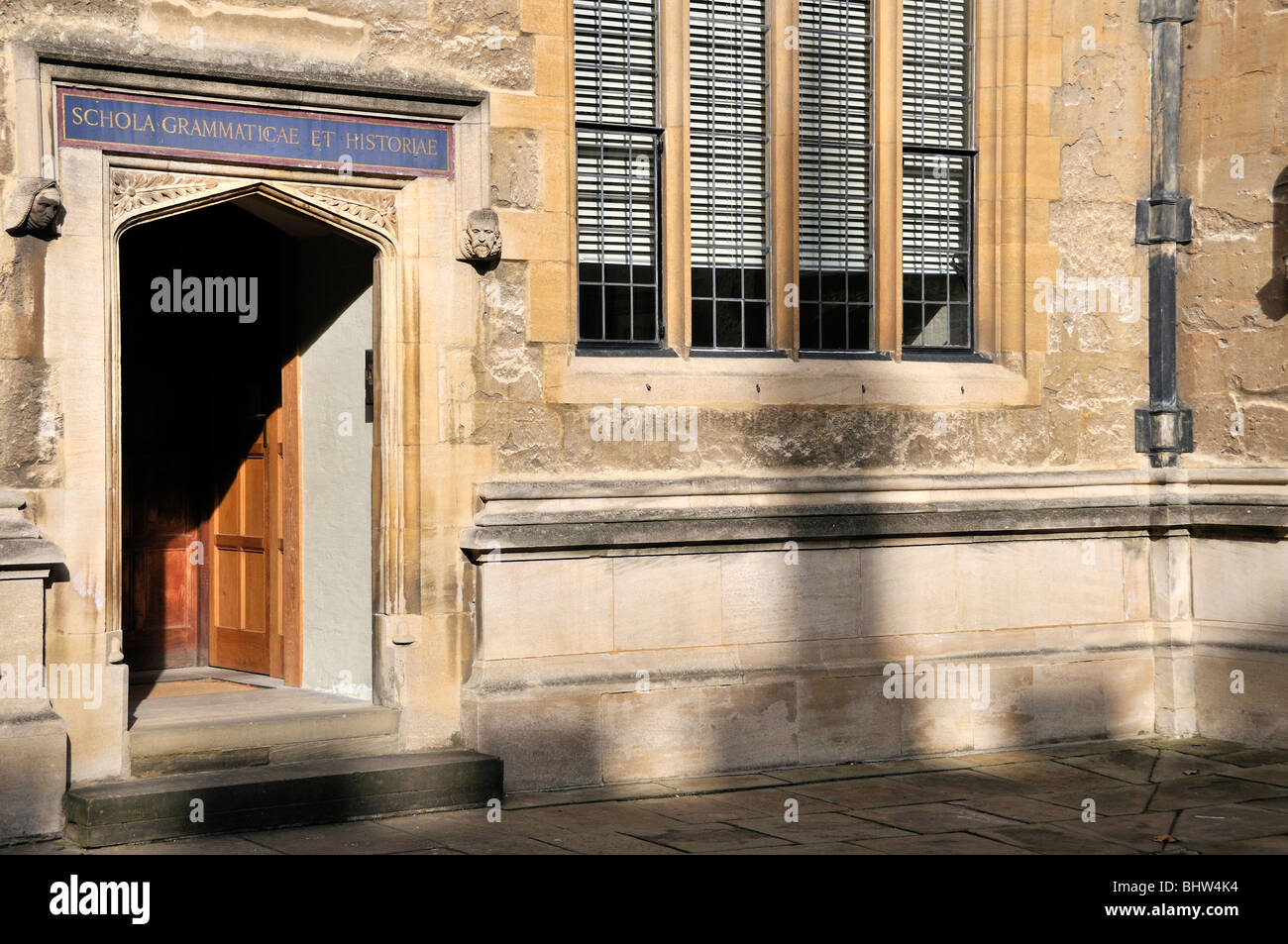 Entrée de la schola grammaticae et Historiae, ancienne école Quadrangle, Oxford. Banque D'Images