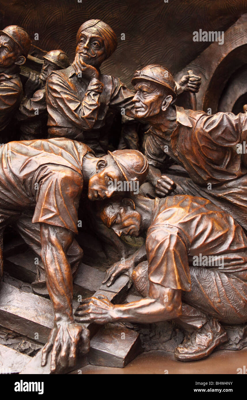 Relief sculpture par l'artiste Paul jour montrant des ouvriers construire une ligne de chemin de fer à la gare de Londres St Pancras Banque D'Images