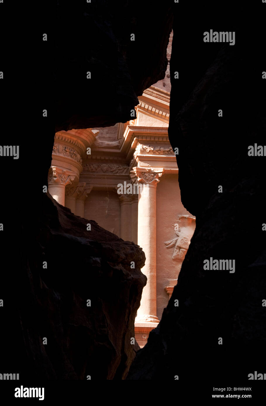 Le Conseil du Trésor ou Khaznah Al à l'ancienne ville de Petra rose rouge vu à travers le siq canyon à Wadi Musa, la Jordanie. Banque D'Images