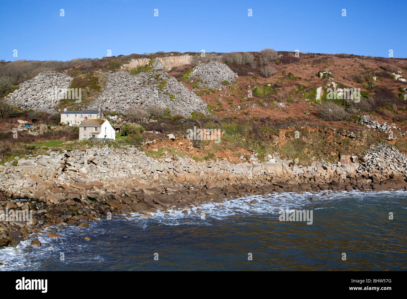 Lamorna ; côte rocheuse ; marée haute ; Cornwall Banque D'Images