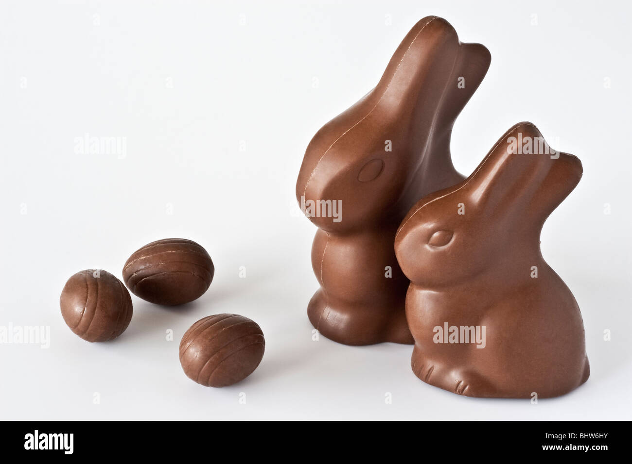La vie encore Pâques lapin de chocolat de deux et trois oeufs Banque D'Images