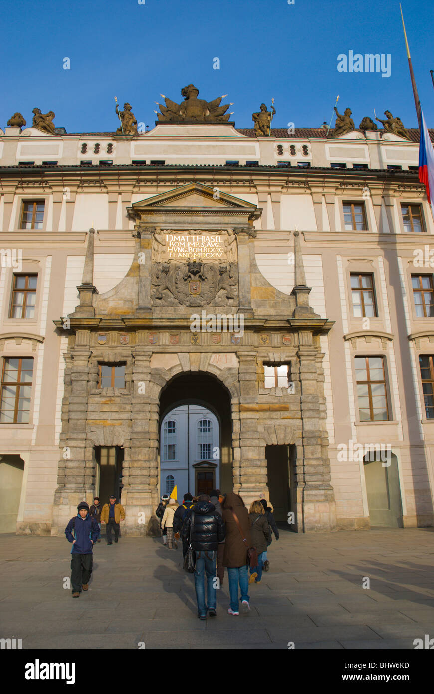 Les gens qui marchent par Matyasova Brana, Matthias Gate, Hradcany, Prague, République Tchèque Banque D'Images