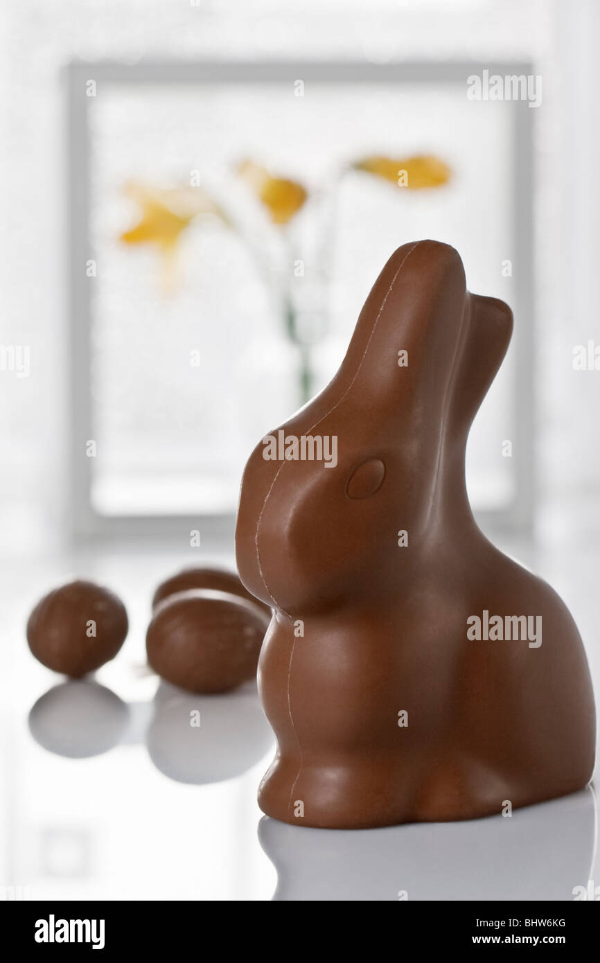Un lapin en chocolat et des œufs en chocolat Banque D'Images