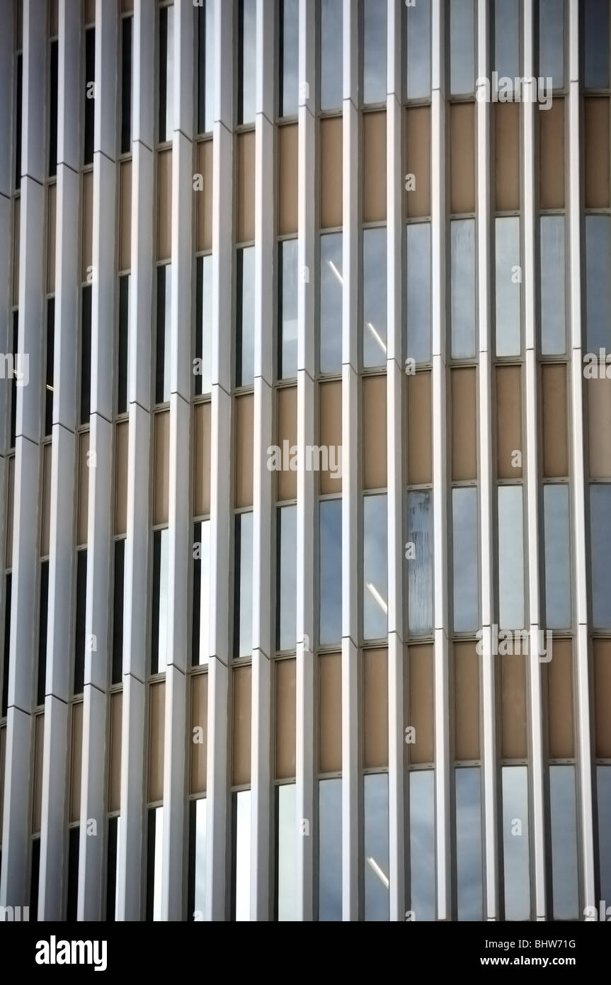 Façade en verre d'un immeuble de bureaux modernes. Détails architecturaux. Banque D'Images