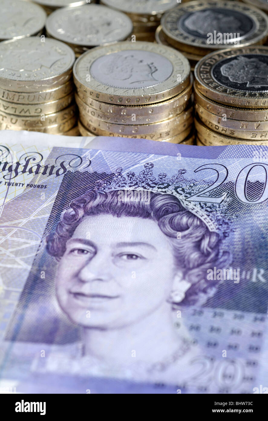 Vertical image de tas de pièces d'une livre et notes de 20 livres Banque D'Images