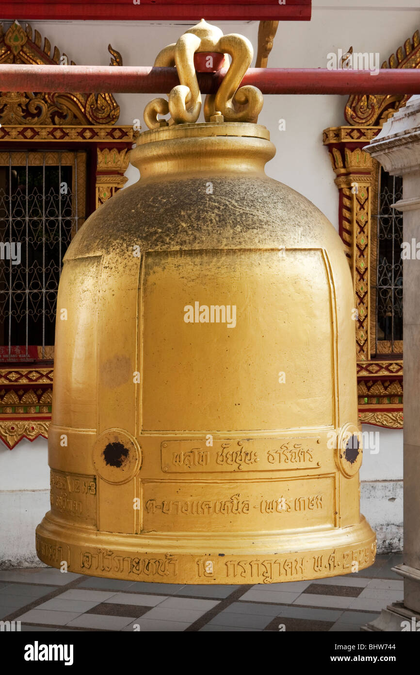 Golden Bell géant à l'extérieur de temple Wat Phra That Doi Suthep, Chiang Mai, Thaïlande. Banque D'Images Golden Bell géant à l'extérieur de temple Wat Phra That Doi Suthep, Chiang Mai, Thaïlande. Banque D'Images