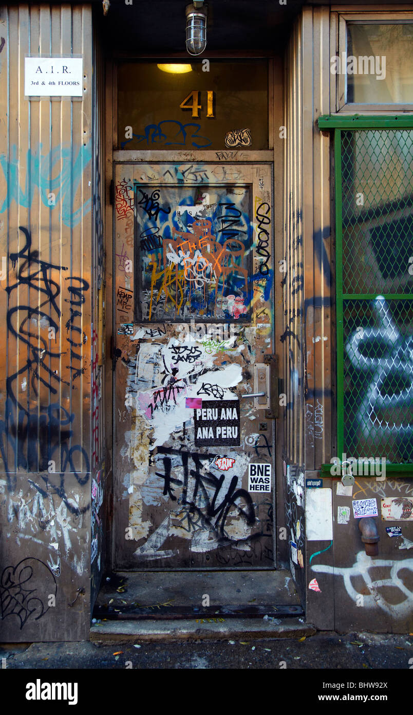 Porte avant de graffiti, New York, New York porte avant Photo Stock - Alamy