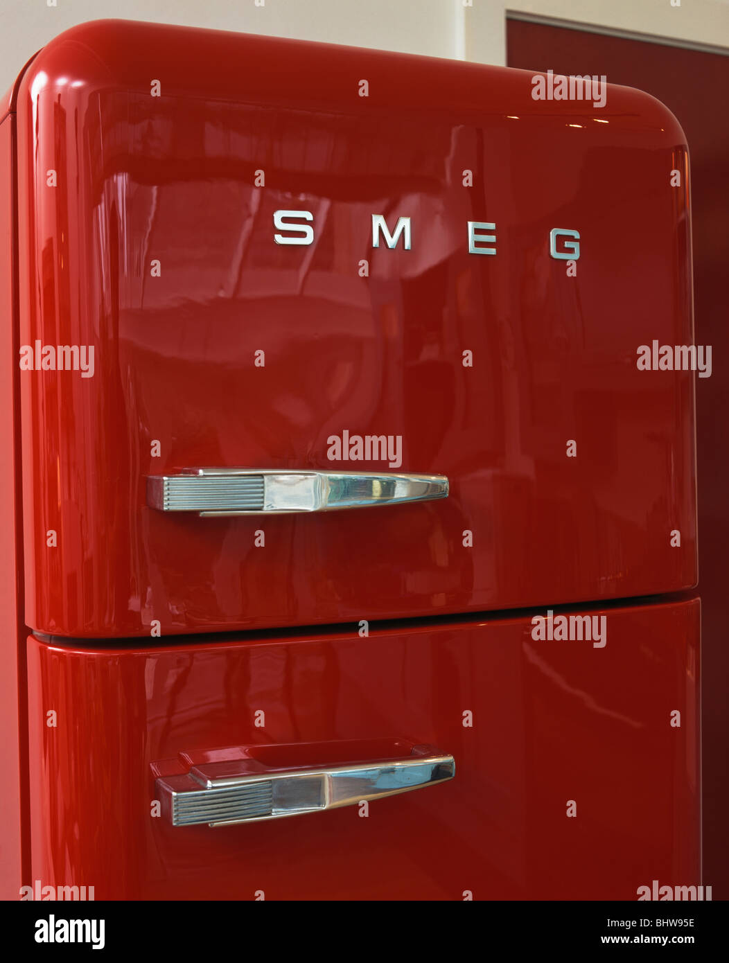 Close-up of red style Américain Smeg réfrigérateur-congélateur Photo Stock  - Alamy