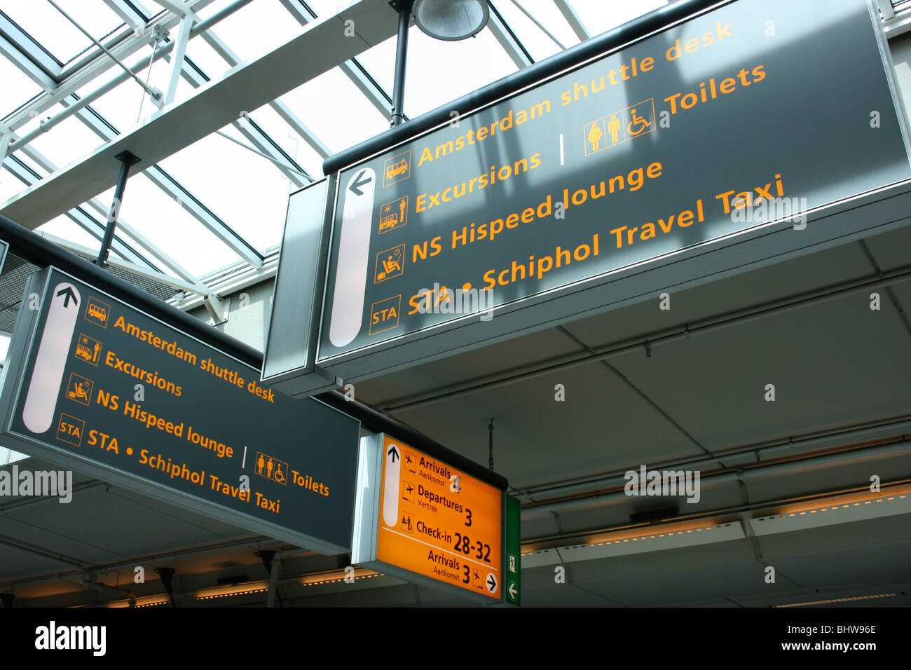 Panneaux de direction à l'intérieur de l'aéroport de Schiphol, Amsterdam, Pays-Bas, Europe Banque D'Images