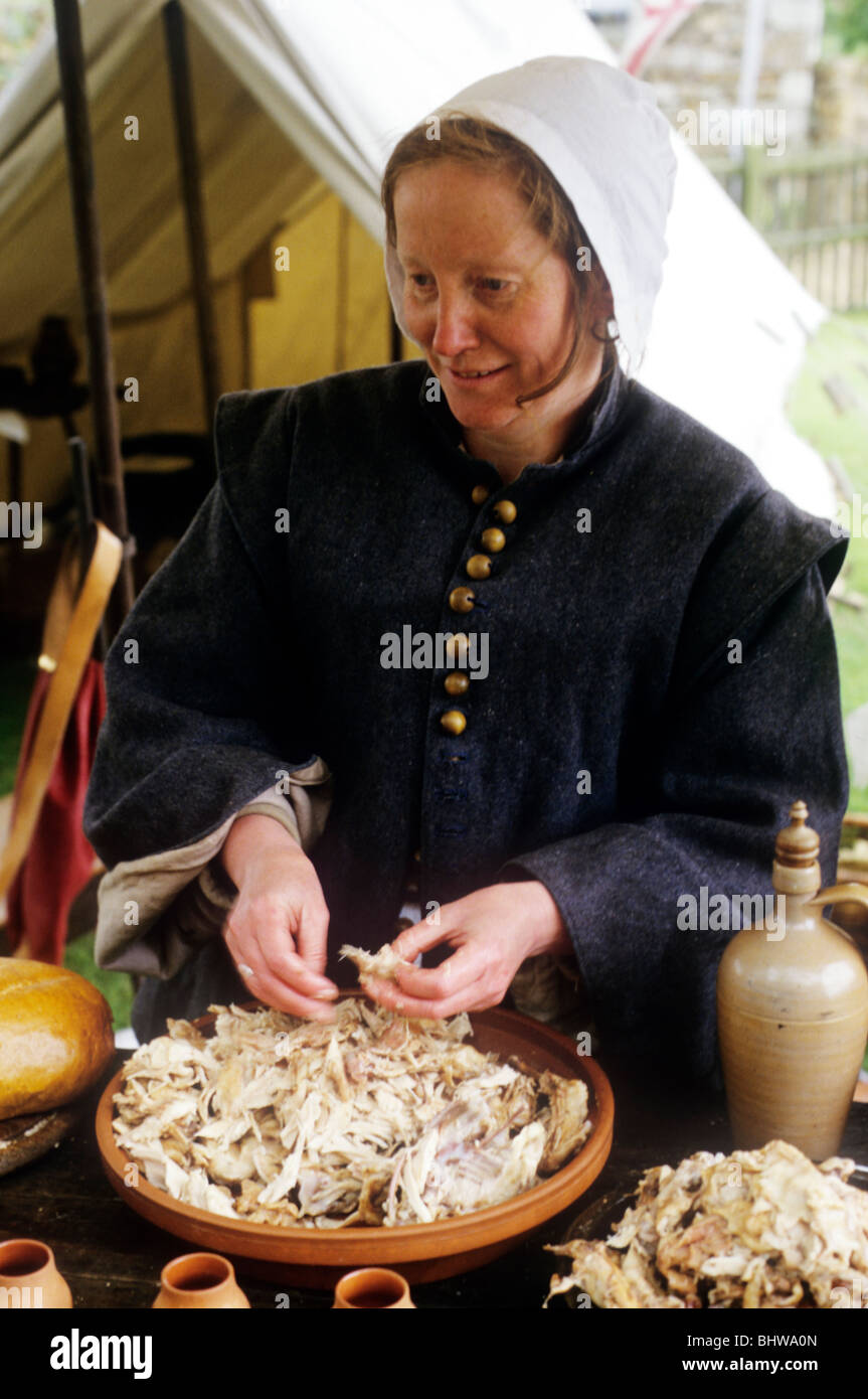 Reconstitution historique de la guerre civile, la femme dans l'histoire la préparation des aliments cuisine anglais British costumes costume fashion Banque D'Images