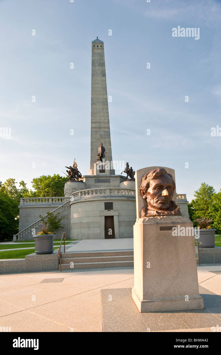 Tombe de Lincoln à Springfield, Illinois avec Borglum statue Banque D'Images