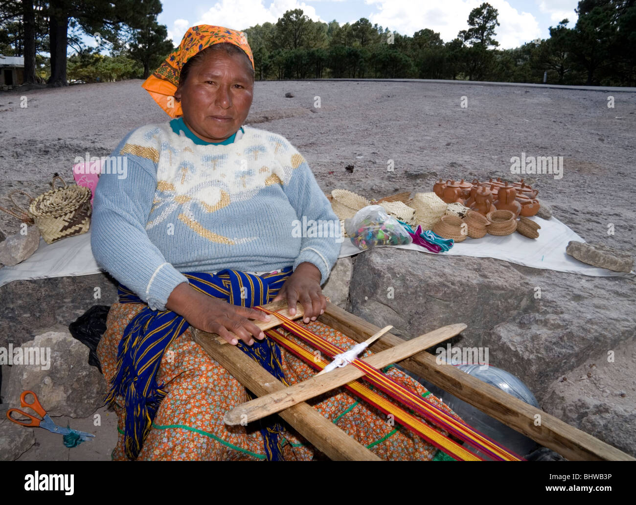 Femme en coton tisse Tarahumara Copper Canyon, dans l'État de Chihuahua, au Mexique. Banque D'Images