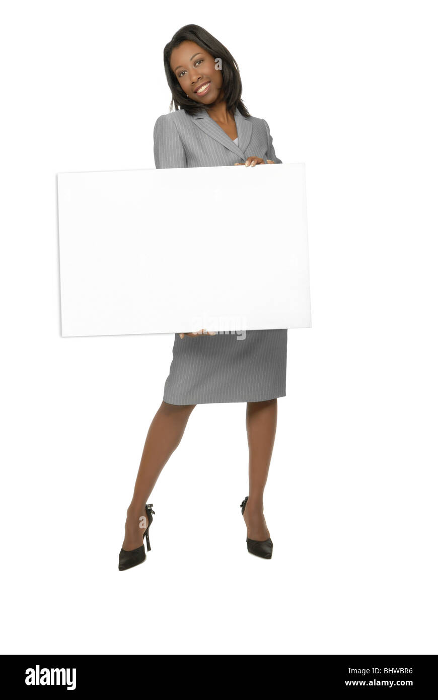 Belle femme noire en tailleur, holding a blank sign. Banque D'Images